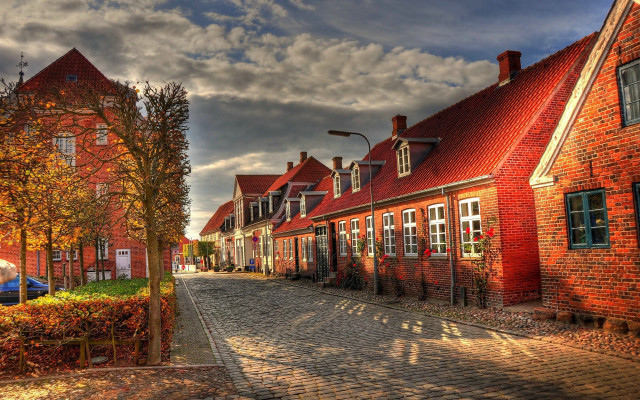 Cobblestone street redbrick building cityscape free wallpaper for desktop - medium preview image