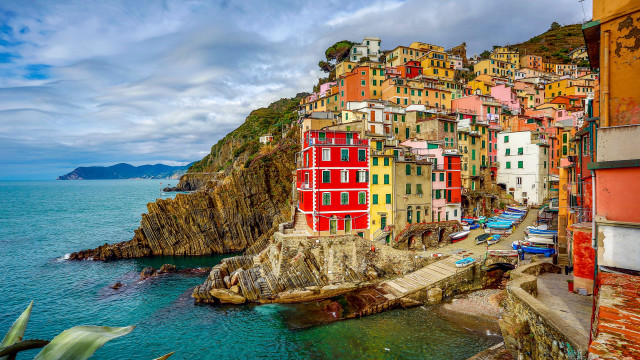 Colorful village cliff ocean beach free wallpaper for desktop - medium preview image