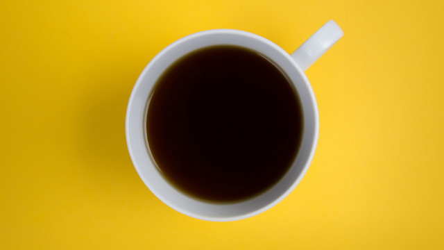 Coffee spoon yellow gradient minimalist free wallpaper for desktop - medium preview image