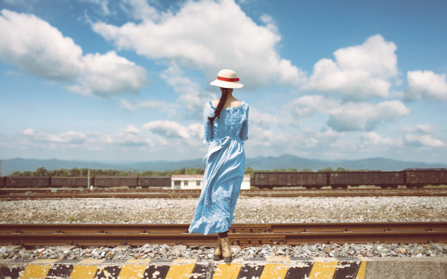 Woman blue dress hat train #2 free wallpaper for desktop - medium preview image