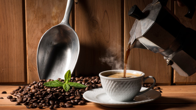 Coffee pour spoon scooper table free wallpaper for desktop - medium preview image