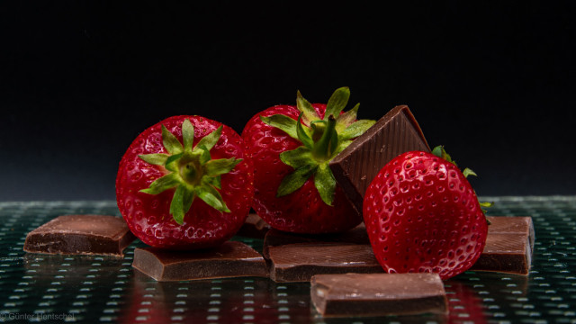 Strawberries chocolate berry flower food free wallpaper for desktop - medium preview image