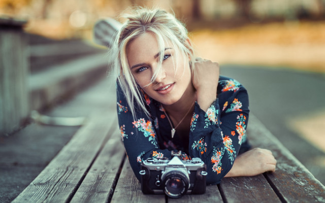 Woman bench camera cosplay kimono free wallpaper for desktop - medium preview image