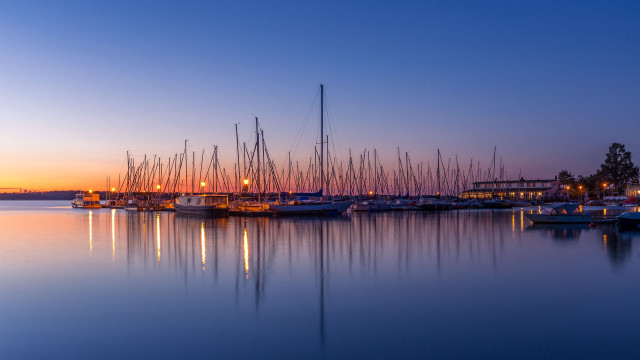 Harbor boats sunset reflections cityscape free wallpaper for desktop - medium preview image