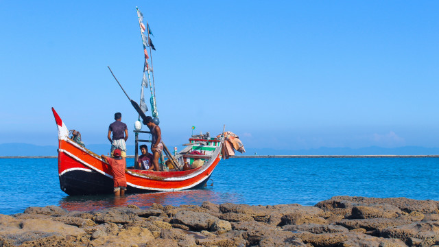 Boat shore people beach sky free wallpaper for desktop - medium preview image