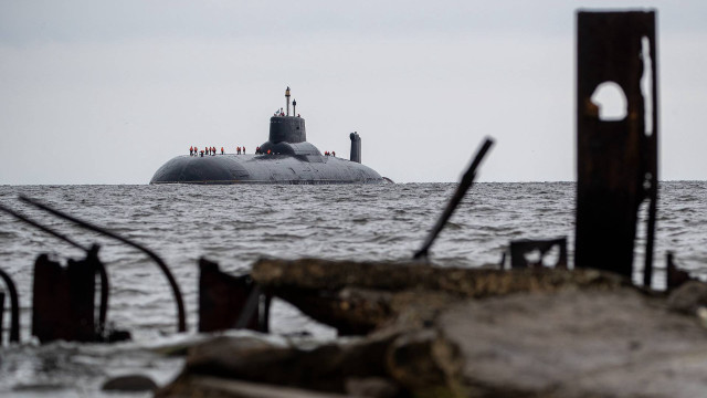 Submarine ocean group people military free wallpaper for desktop - medium preview image