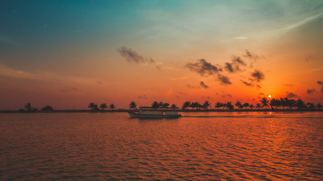 Boat sunset palm trees mountain free wallpaper for desktop - medium preview image