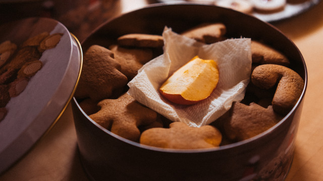 Cookie tin apple box stilllife free wallpaper for desktop - medium preview image