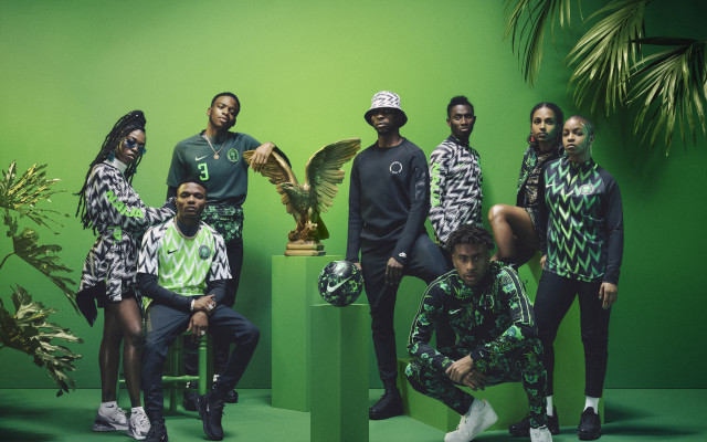 Group of people green wall free wallpaper for desktop - medium preview image