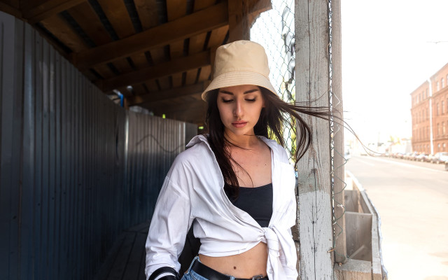 Woman hat fence posing fashion free wallpaper for desktop - medium preview image