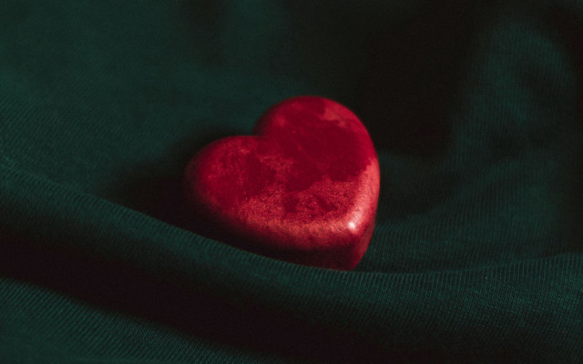 Red heart green shirt black free wallpaper for desktop - medium preview image