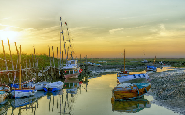 Boats river shore sunset ocean free wallpaper for desktop - medium preview image