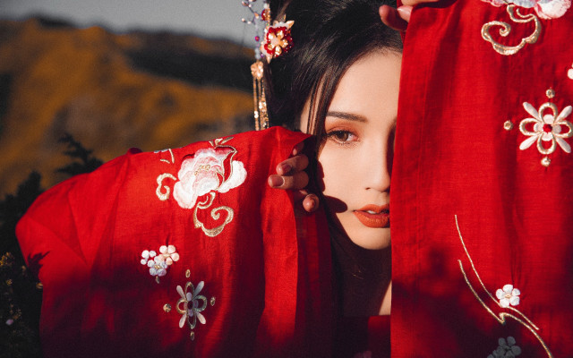 Woman red kimono flower headpiece free wallpaper for desktop - medium preview image