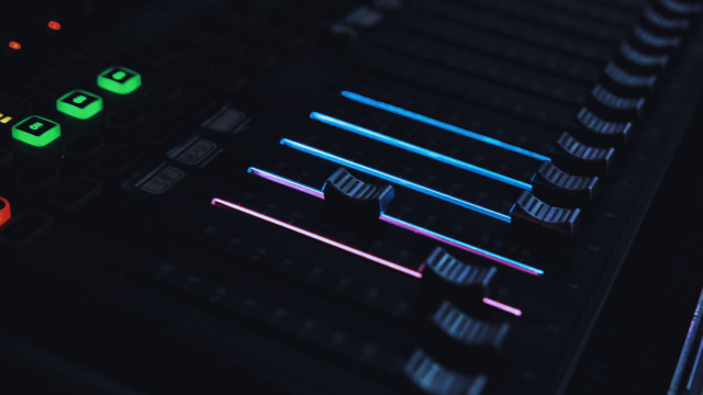Soundboard mic 3d render redshift free wallpaper for desktop - medium preview image