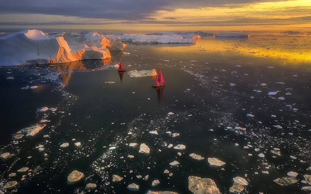 Icebergs ocean distant aurora fireworks free wallpaper for desktop - medium preview image