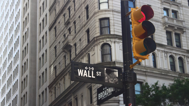 Traffic light street sign cityscape free wallpaper for desktop - medium preview image