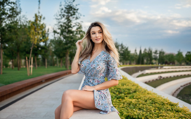 Woman park sky green dress free wallpaper for desktop - medium preview image