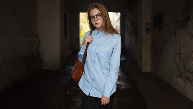 Woman glasses tunnel handbag fashion free wallpaper for desktop - medium preview image