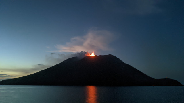 Mountain bright light night clouds free wallpaper for desktop - medium preview image