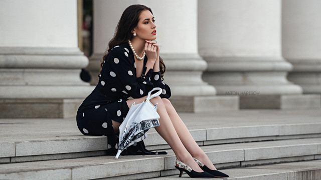 Woman sitting steps handbag fashion free wallpaper for desktop - medium preview image