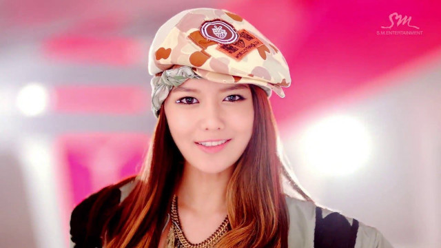 Woman hat necklace accessories fashion free wallpaper for desktop - medium preview image