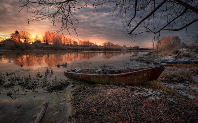 Lake sunset boat autumn cloudy free wallpaper for desktop - medium preview image