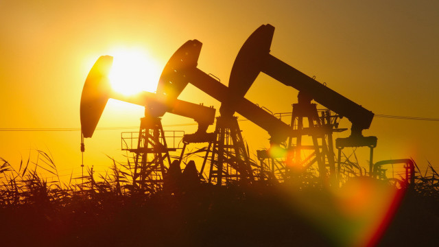 Sunset oilpumps fence silhouette twilight free wallpaper for desktop - medium preview image