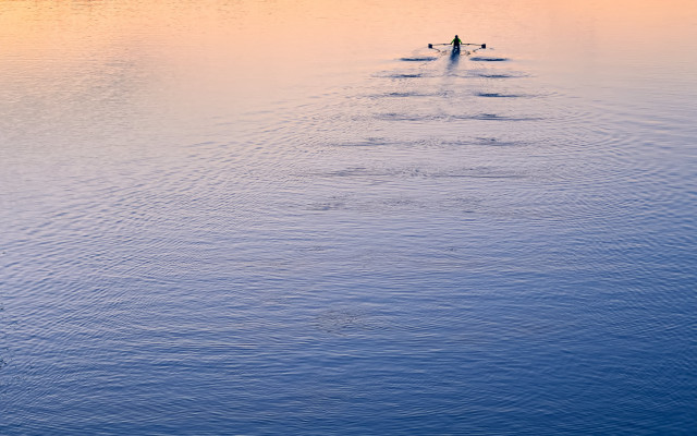 Lake sunset rowing boat tranquil free wallpaper for desktop - medium preview image