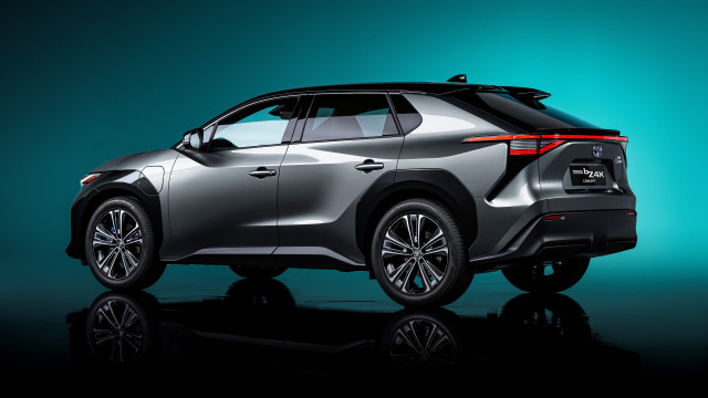 Silver suv studio blue background free wallpaper for desktop - medium preview image