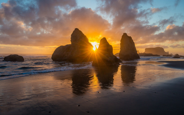 Sunset ocean rocks reflection waves free wallpaper for desktop - medium preview image