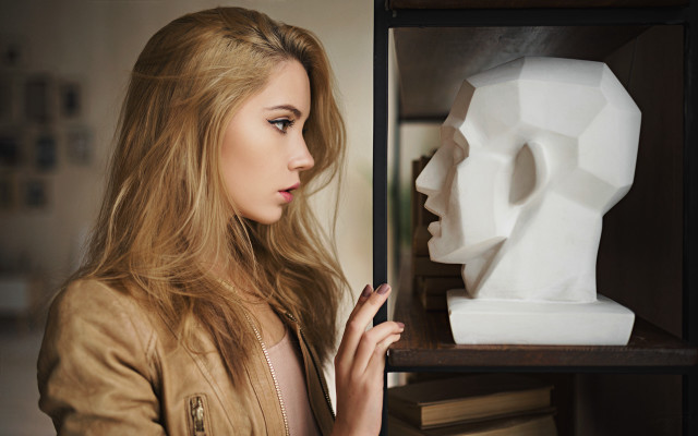 Woman sculpture mirror blonde brown free wallpaper for desktop - medium preview image
