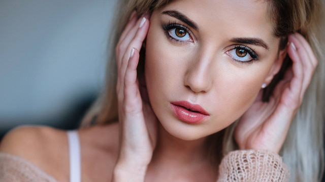 Woman blueeyes blurry background posing free wallpaper for desktop - medium preview image