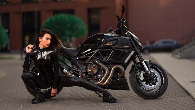 Woman motorcycle cyberpunk brownhair blurry free wallpaper for desktop - medium preview image