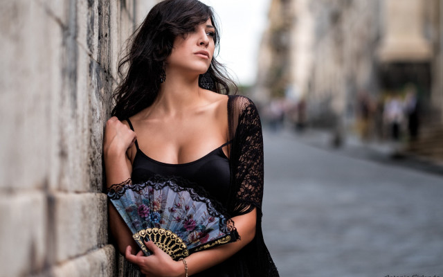 Woman leaning wall fan city free wallpaper for desktop - medium preview image