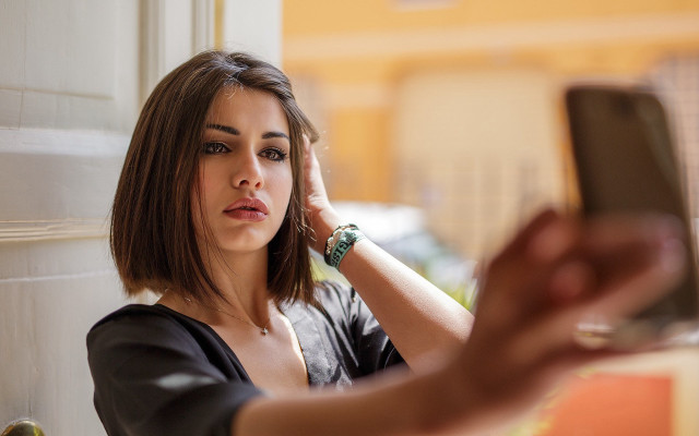 Woman cellphone mannerism jewelry brown free wallpaper for desktop - medium preview image