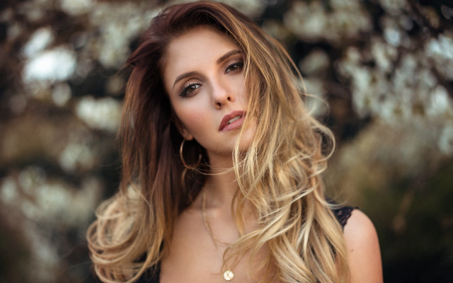 Aramenta blonde longhair necklace profile free wallpaper for desktop - medium preview image