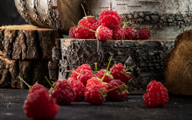 Raspberries wooden table stump log free wallpaper for desktop - medium preview image
