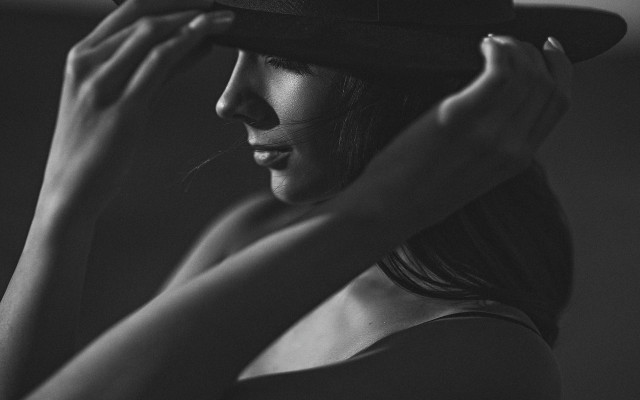 Woman hat posing blackwhite noir free wallpaper for desktop - medium preview image