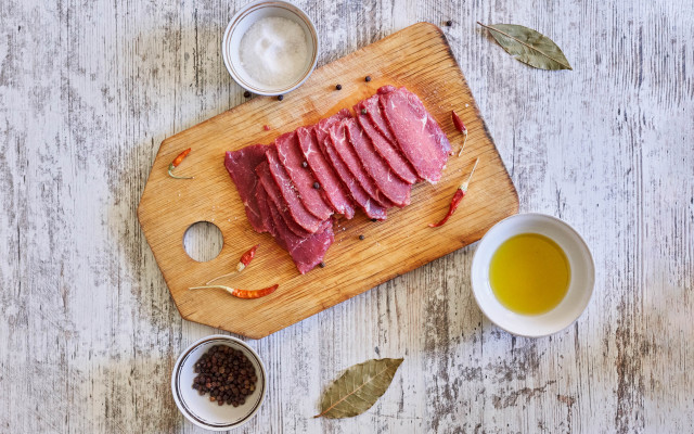 Cuttingboard slicedmeat spices tea spoon free wallpaper for desktop - medium preview image