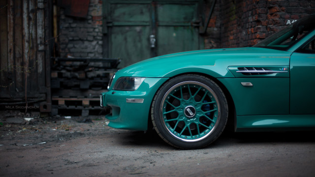 Green car brick building door free wallpaper for desktop - medium preview image