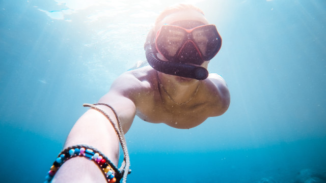 Diver mask chain bracelet underwater free wallpaper for desktop - medium preview image