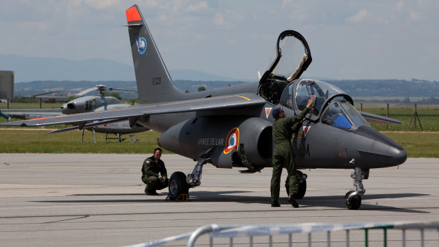 Fighter jet airport man green free wallpaper for desktop - medium preview image