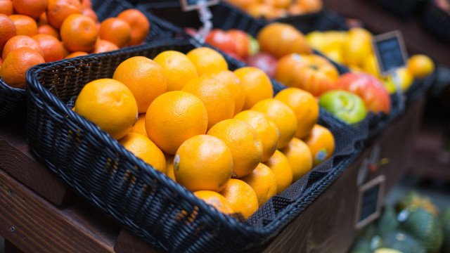 Oranges baskets market stall blurry free wallpaper for desktop - medium preview image