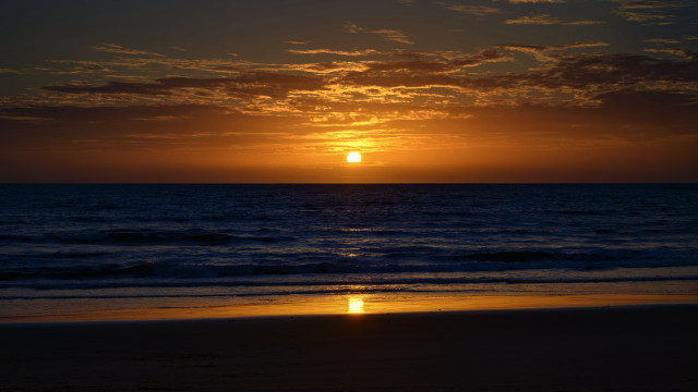 Sunset ocean beach figure gradient free wallpaper for desktop - medium preview image