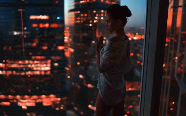 Woman city night lights bokeh free wallpaper for desktop - medium preview image