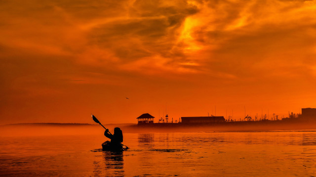 Kayak sunset cityscape fire clouds free wallpaper for desktop - medium preview image