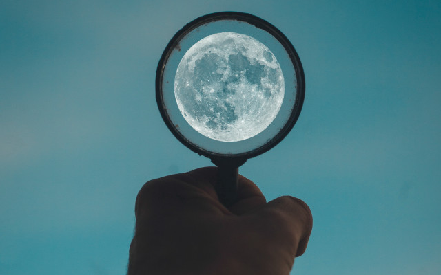 Hand magnifying glass full moon free wallpaper for desktop - medium preview image