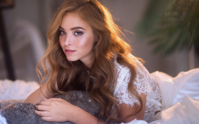 Elina karimova blonde portrait blurry free wallpaper for desktop - medium preview image