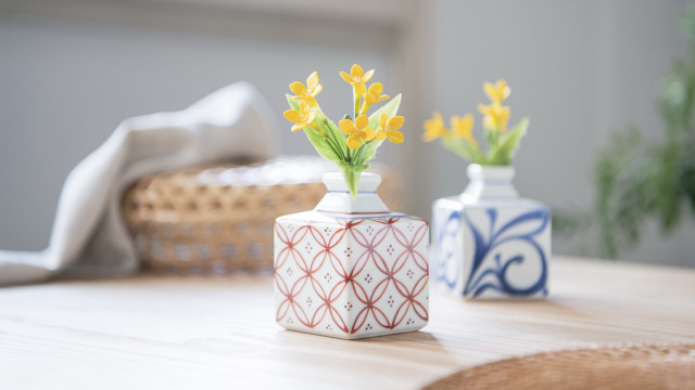 Table vases basket flowers beach free wallpaper for desktop - medium preview image