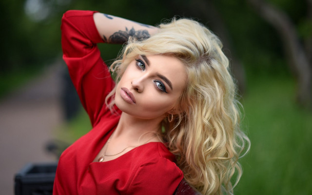 Blonde woman red shirt green free wallpaper for desktop - medium preview image